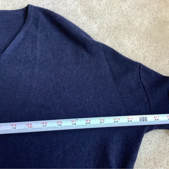 100% cashmere over sized V-neck sweater. Deep navy - Picture 4 of 6